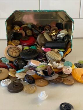 Vintage Mixed Buttons Tin - Assorted Colors
